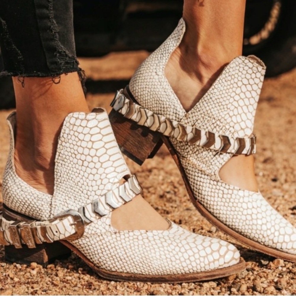 Freebird by Steven BLADE in White Snake